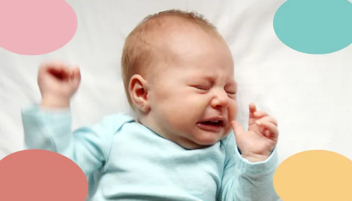 mi bebé se queja y se retuerce mientras duerme