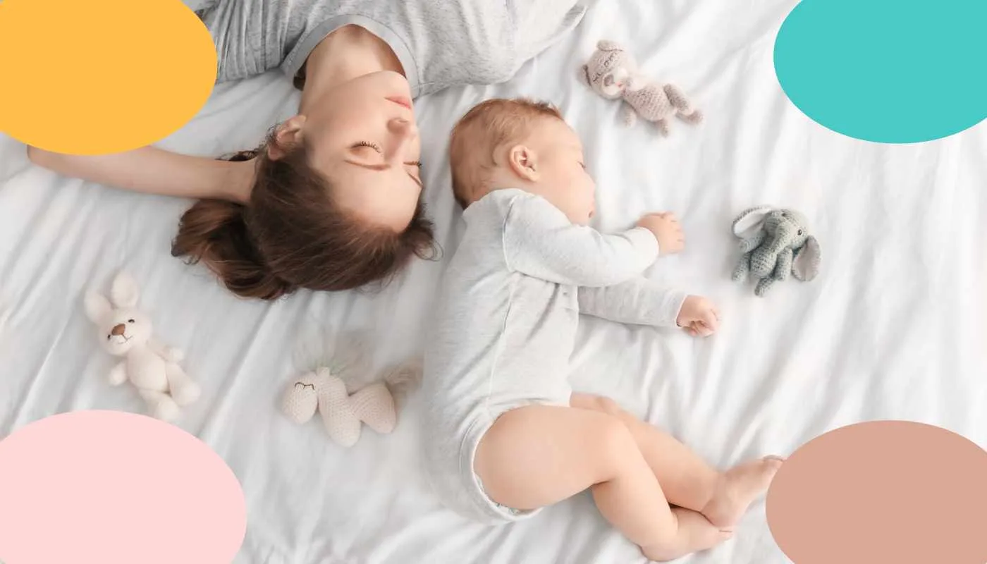 bebe duerme con los puños cerrados