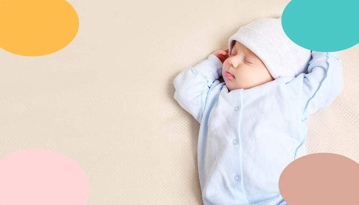 Bebé arqueando la espalda mientras duerme