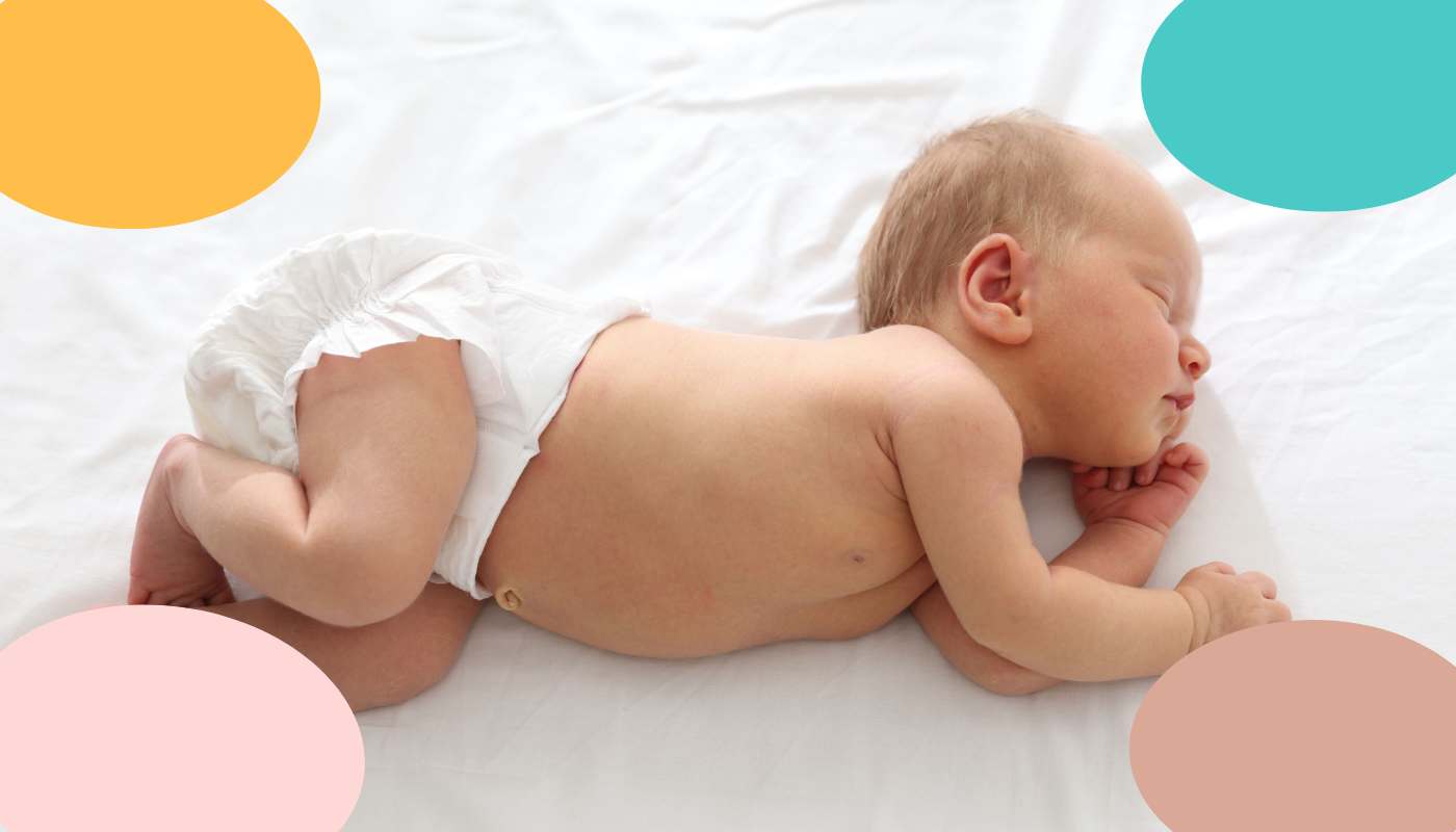 bebé durmiendo con el cuello hacia atrás en la cuna