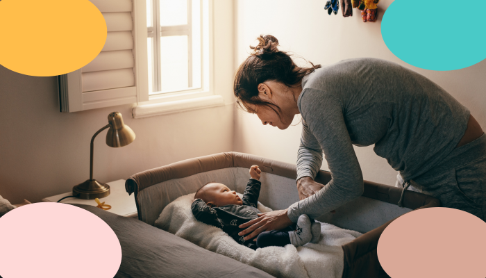 bebé dormido al pecho siendo colocado en la cuna