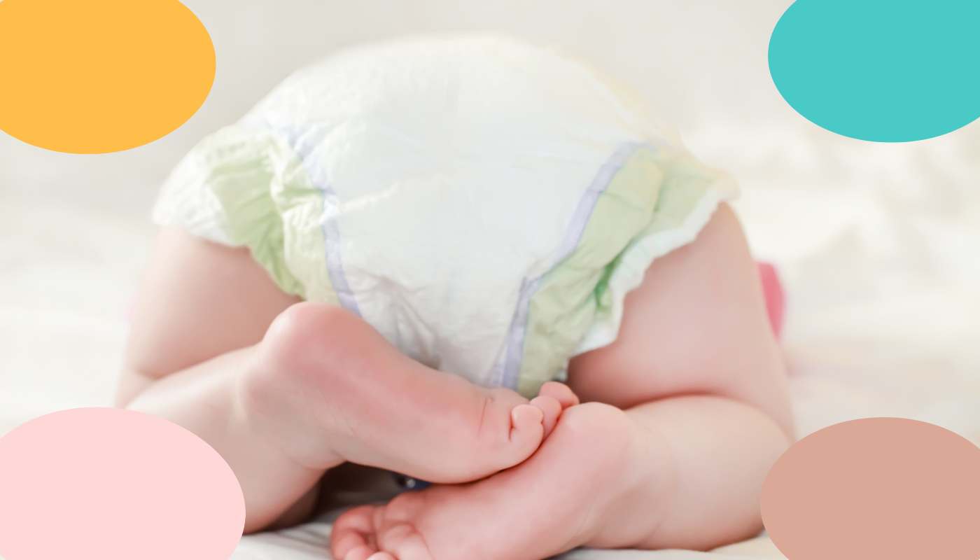 bebé durmiendo con las piernas dobladas en la cuna