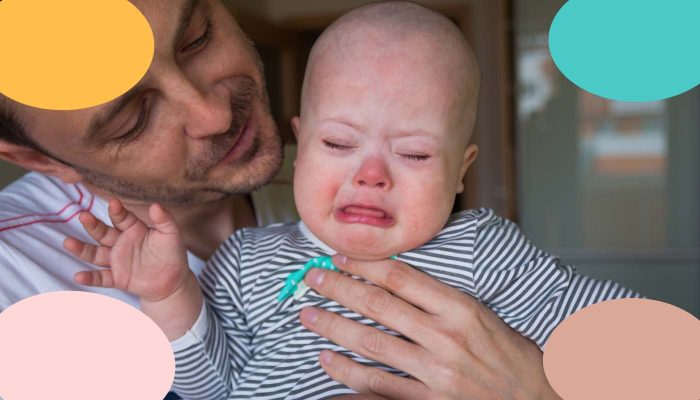 bebé con síndrome de Down durmiendo tranquilo en su cuna