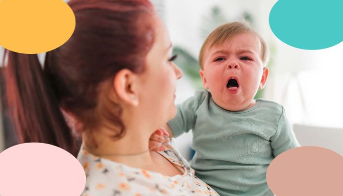 bebé tosiendo mientras duerme por la noche en la cuna