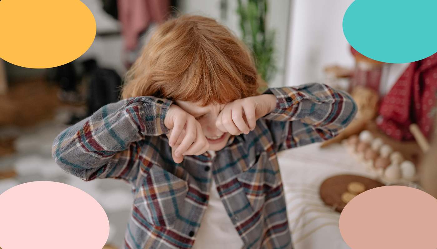 niño altamente sensible intentando dormirse en la cama