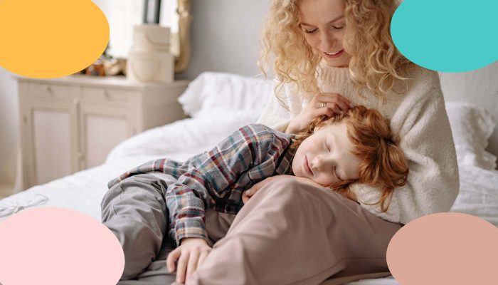 niño con sensibilidad sensorial intentando dormirse en su habitación