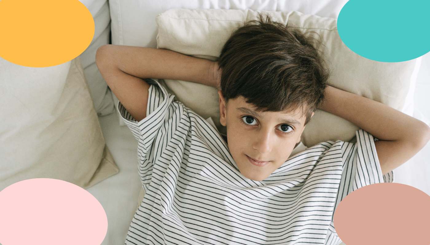 niño con TDAH despierto en la cama con dificultad para dormir