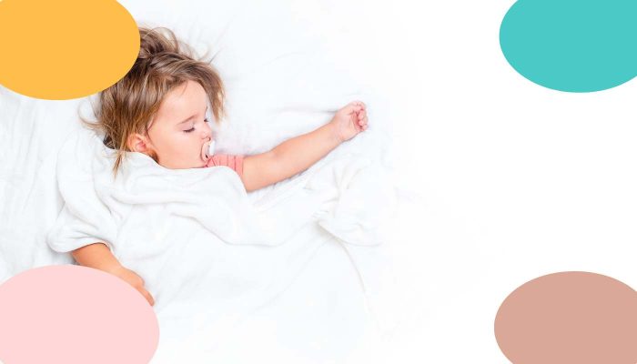 niño sin chupete en la cama durante el proceso de retirada